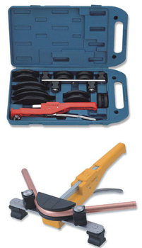 Eine Reihe von Werkzeugen für die Bearbeitung von Kupferrohren