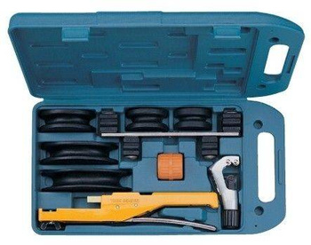 Eine Reihe von Werkzeugen für die Bearbeitung von Kupferrohren