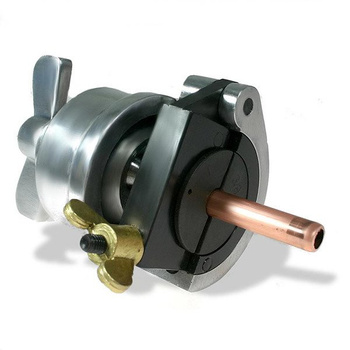 Eine Reihe von Werkzeugen für die Bearbeitung von Kupferrohren